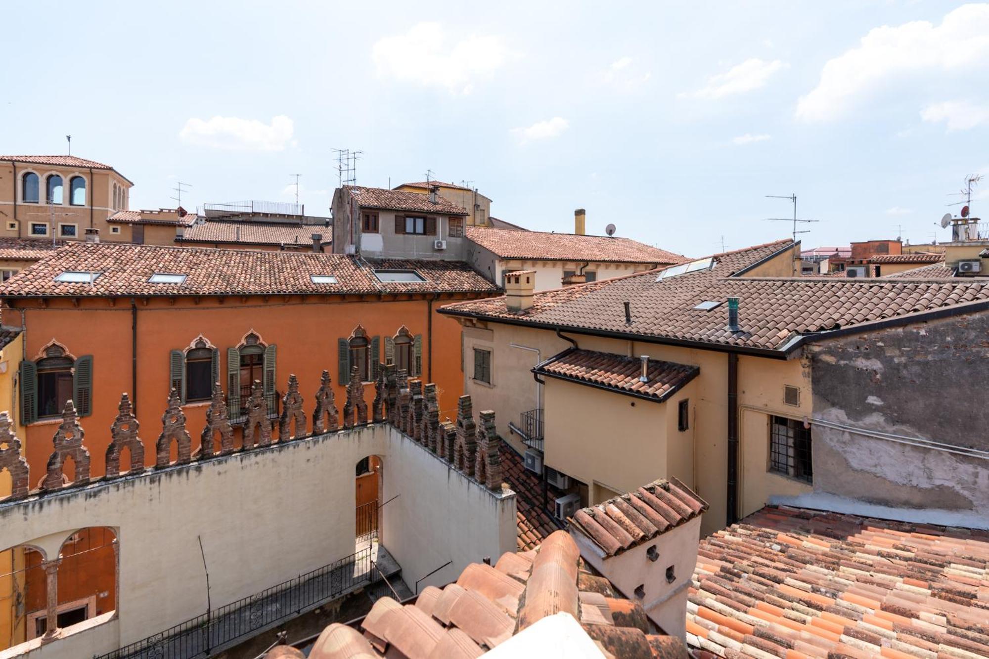 Aparthotel Palazzo Delle Guglie By Postcardsfrom à Vérone Extérieur photo