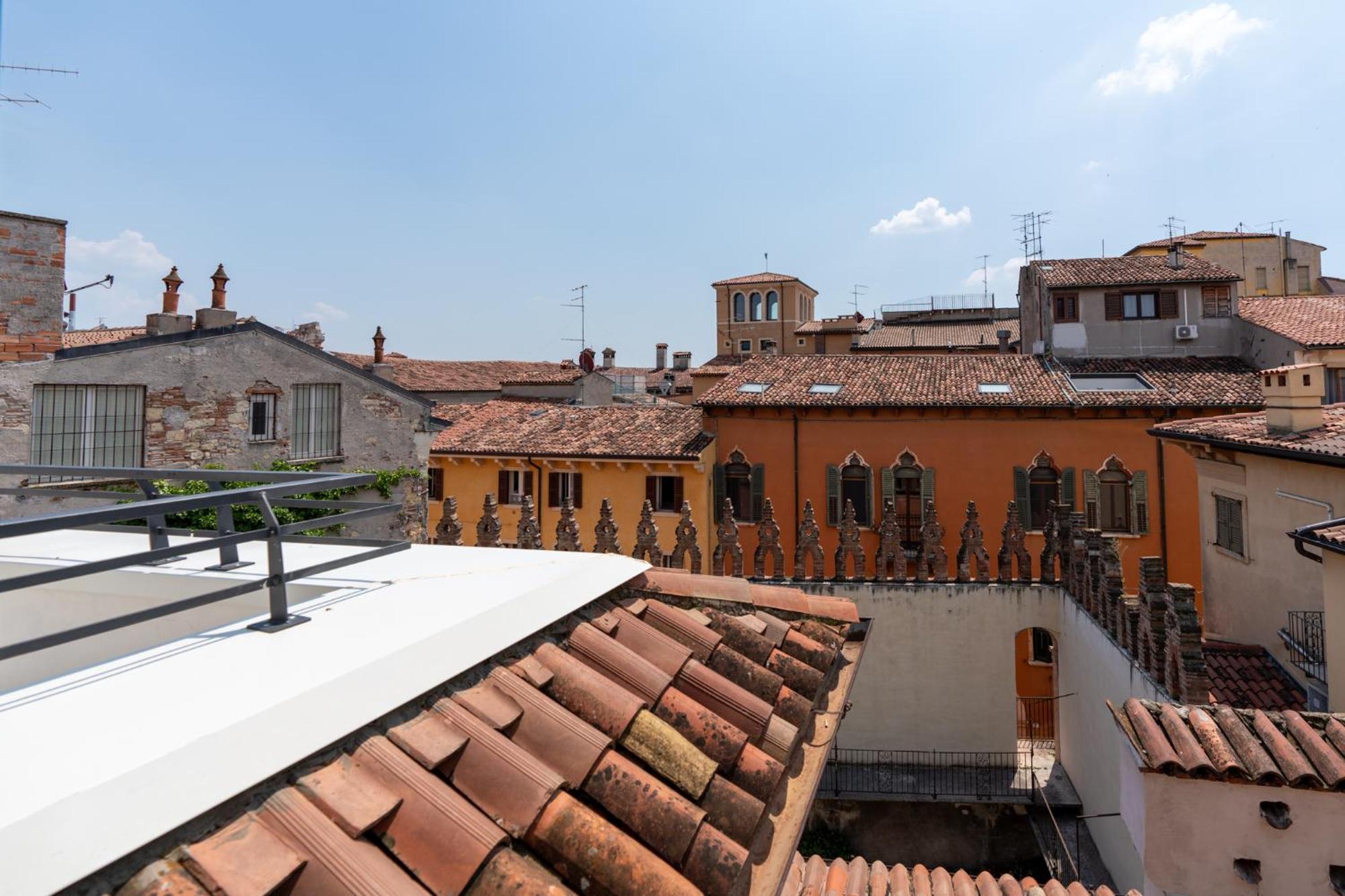 Aparthotel Palazzo Delle Guglie By Postcardsfrom à Vérone Extérieur photo