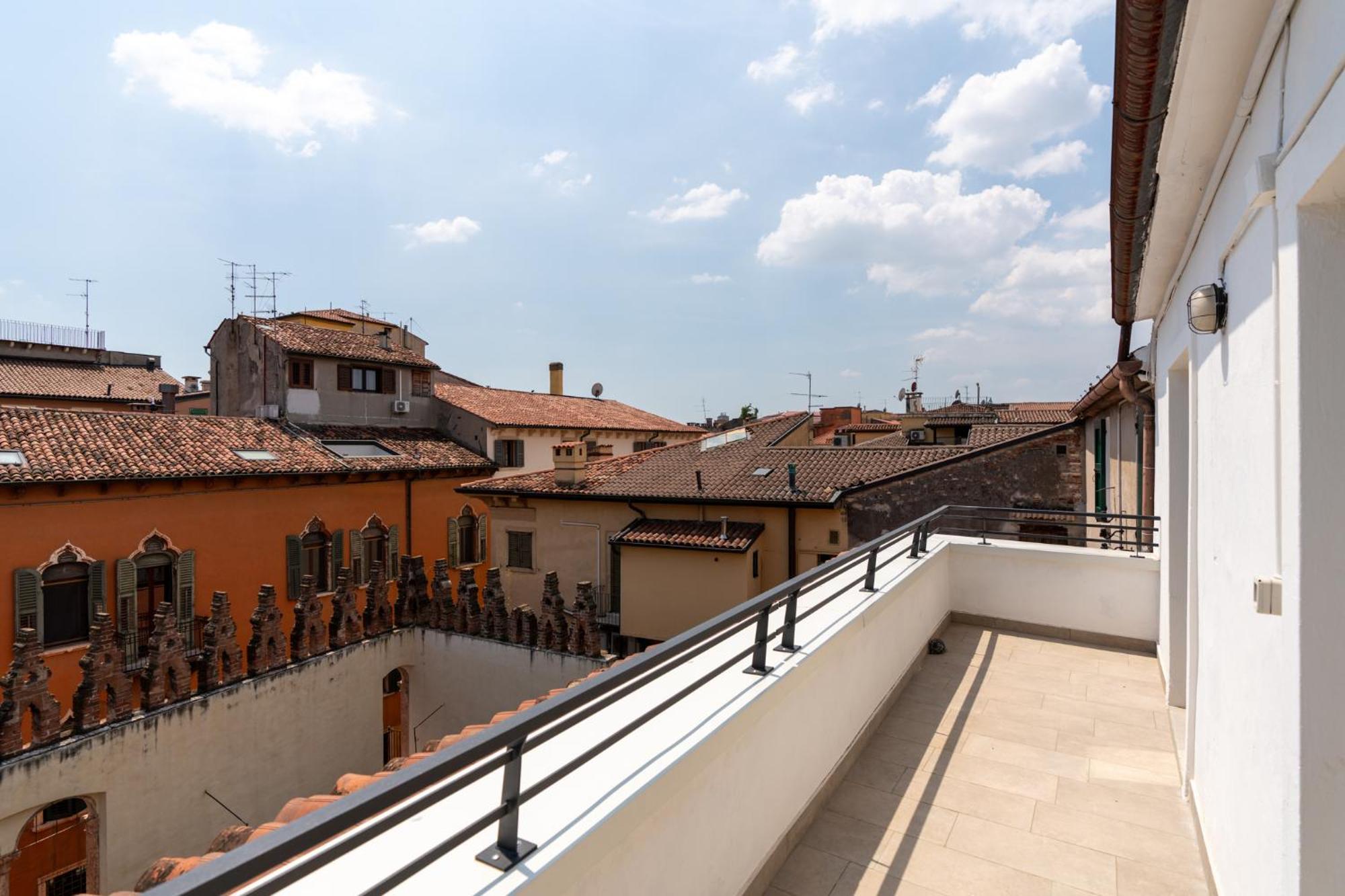 Aparthotel Palazzo Delle Guglie By Postcardsfrom à Vérone Extérieur photo