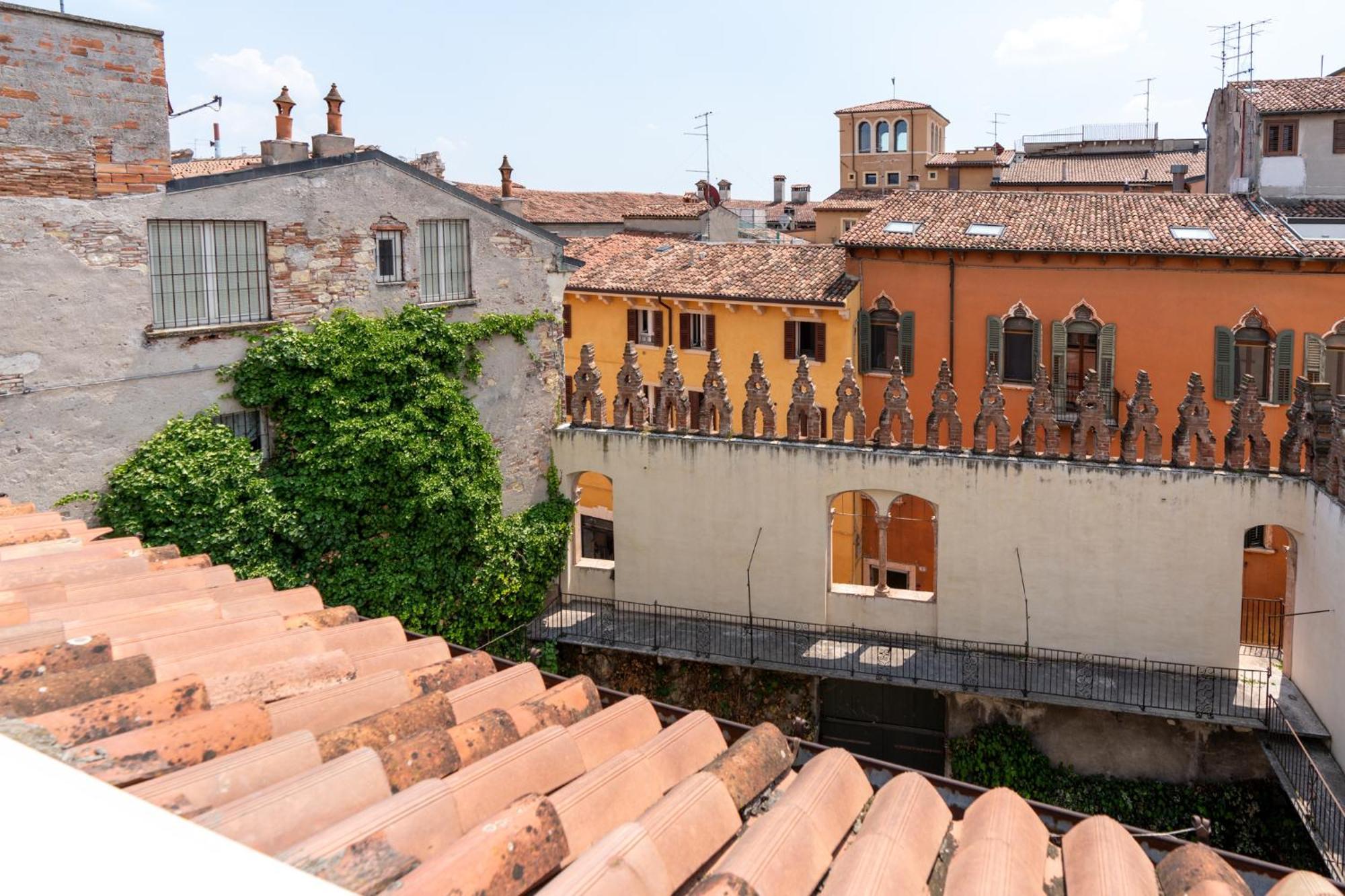 Aparthotel Palazzo Delle Guglie By Postcardsfrom à Vérone Extérieur photo