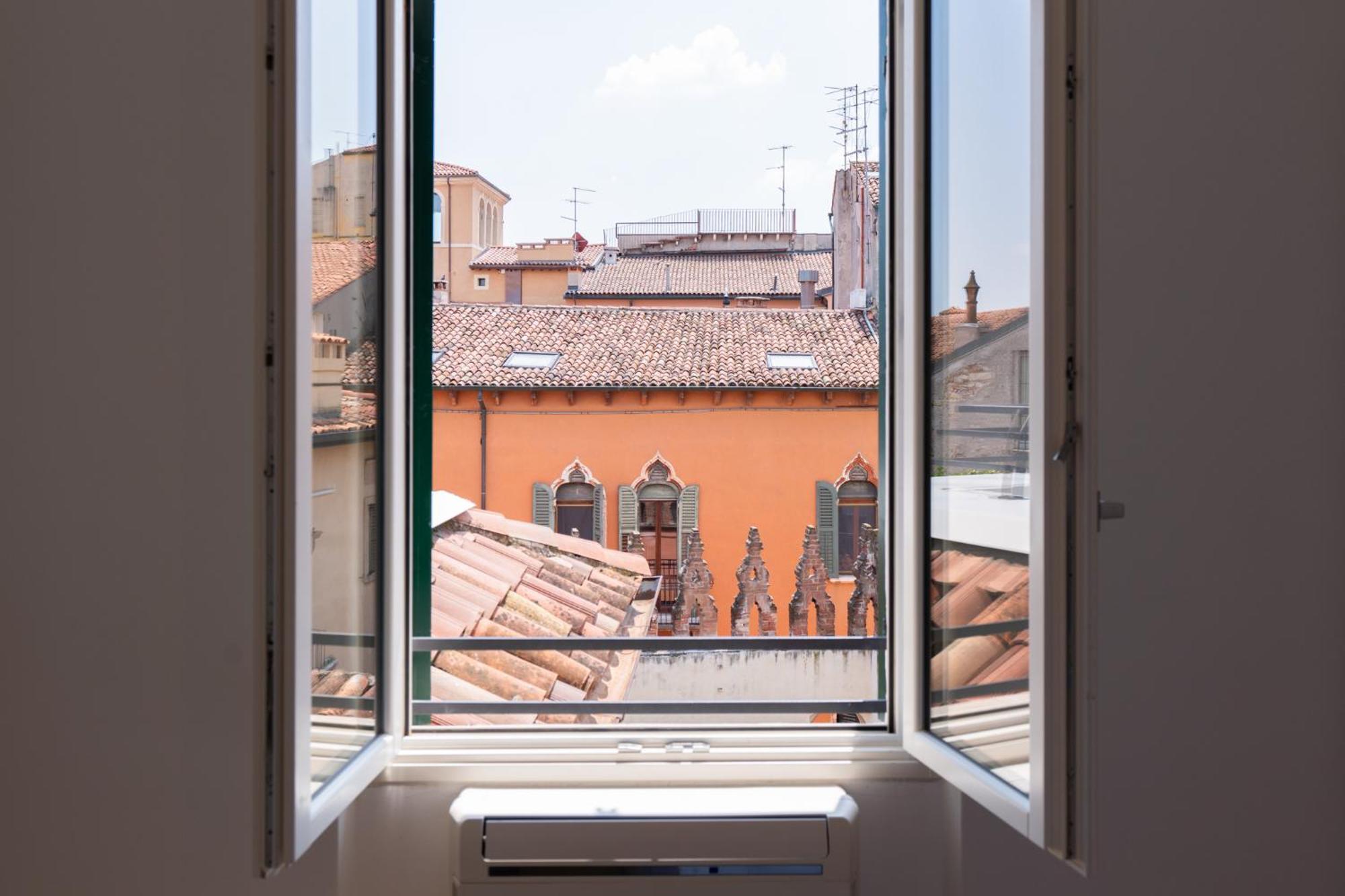Aparthotel Palazzo Delle Guglie By Postcardsfrom à Vérone Extérieur photo