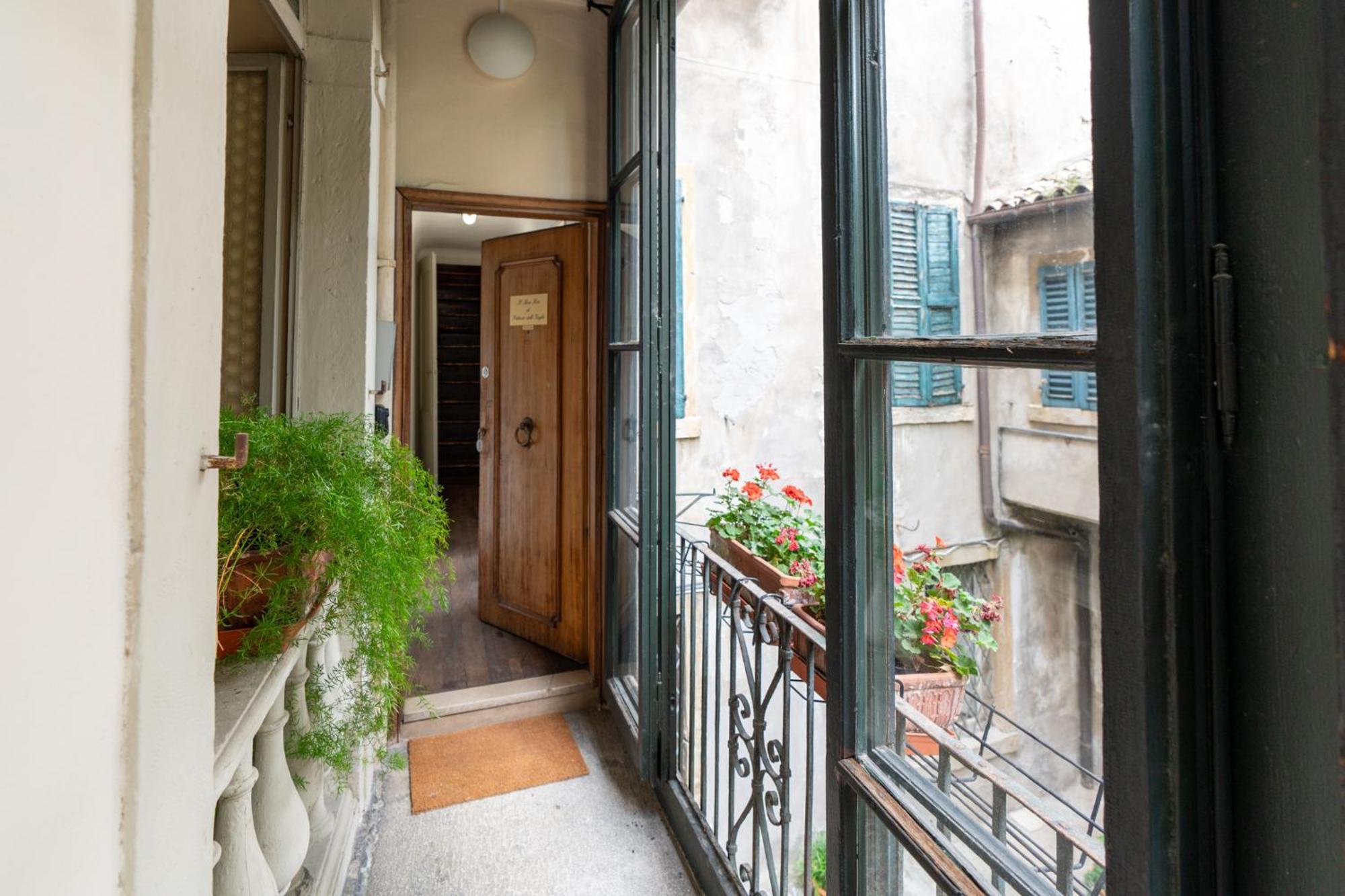 Aparthotel Palazzo Delle Guglie By Postcardsfrom à Vérone Extérieur photo