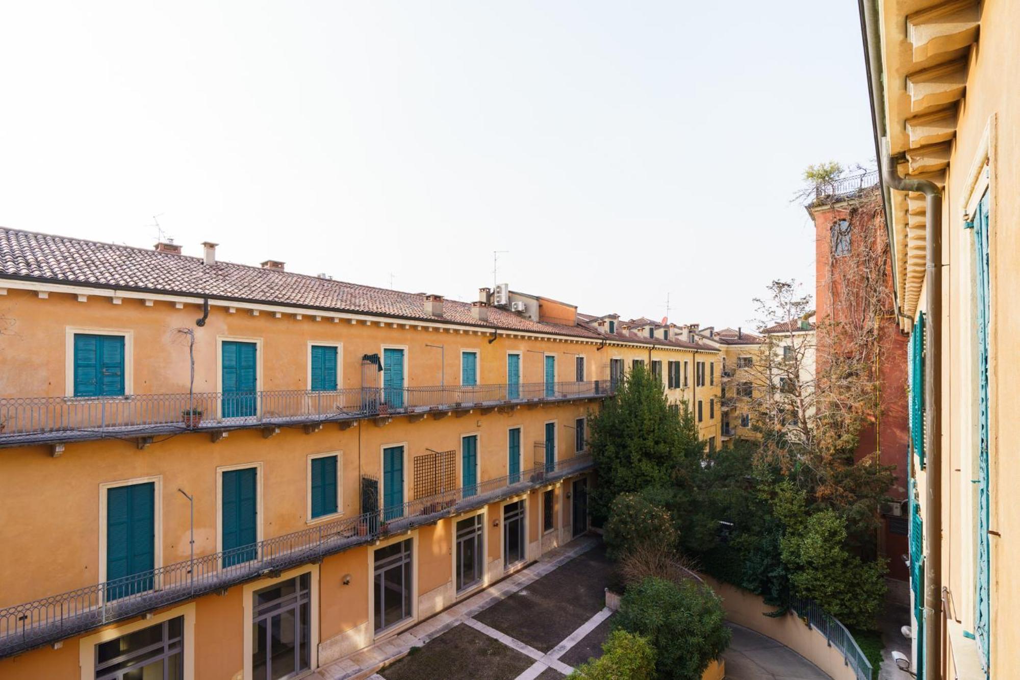 Aparthotel Palazzo Delle Guglie By Postcardsfrom à Vérone Extérieur photo